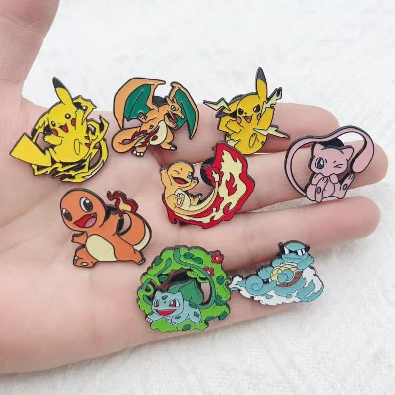 Novelty Gifts - 8 szt. broszek/znaczków z odlewu ze